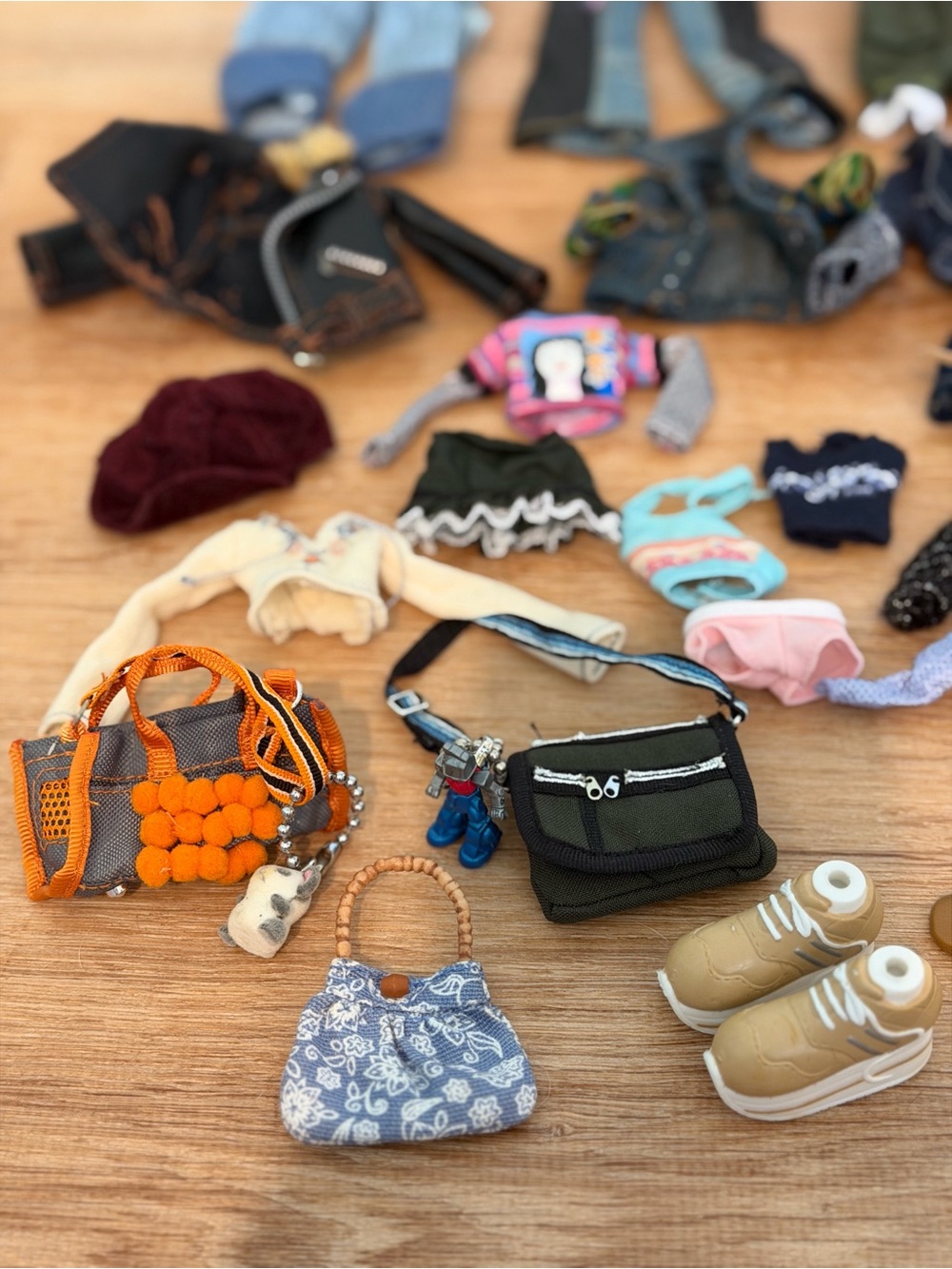 Vintage Bratz Doll Lot with Clothing & Accessories - Picture 7 of 8